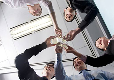 倒酒的禮儀你知道多少？來，長點(diǎn)學(xué)問！