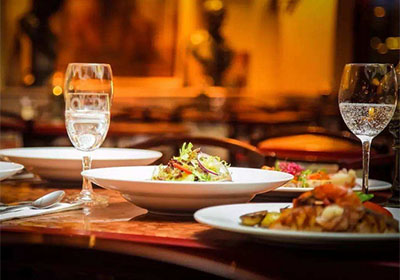 春節(jié)上酒桌，你會(huì)喝瀘州白酒卻不會(huì)倒酒？