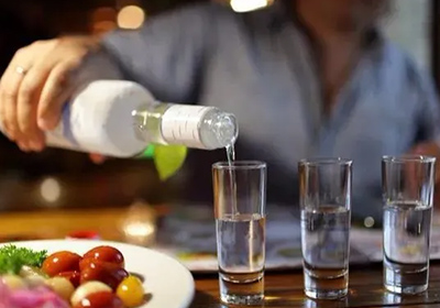 瀘州酒廠家告訴你：夏季適合喝什么酒？