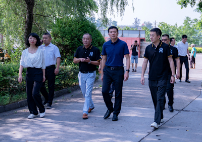 瀘縣縣委書記蒞臨瀘旗股份，關(guān)心品牌企業(yè)發(fā)展