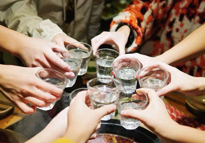 白酒優(yōu)劣怎么看？瀘旗酒業(yè)教你三招學(xué)會(huì)挑好酒